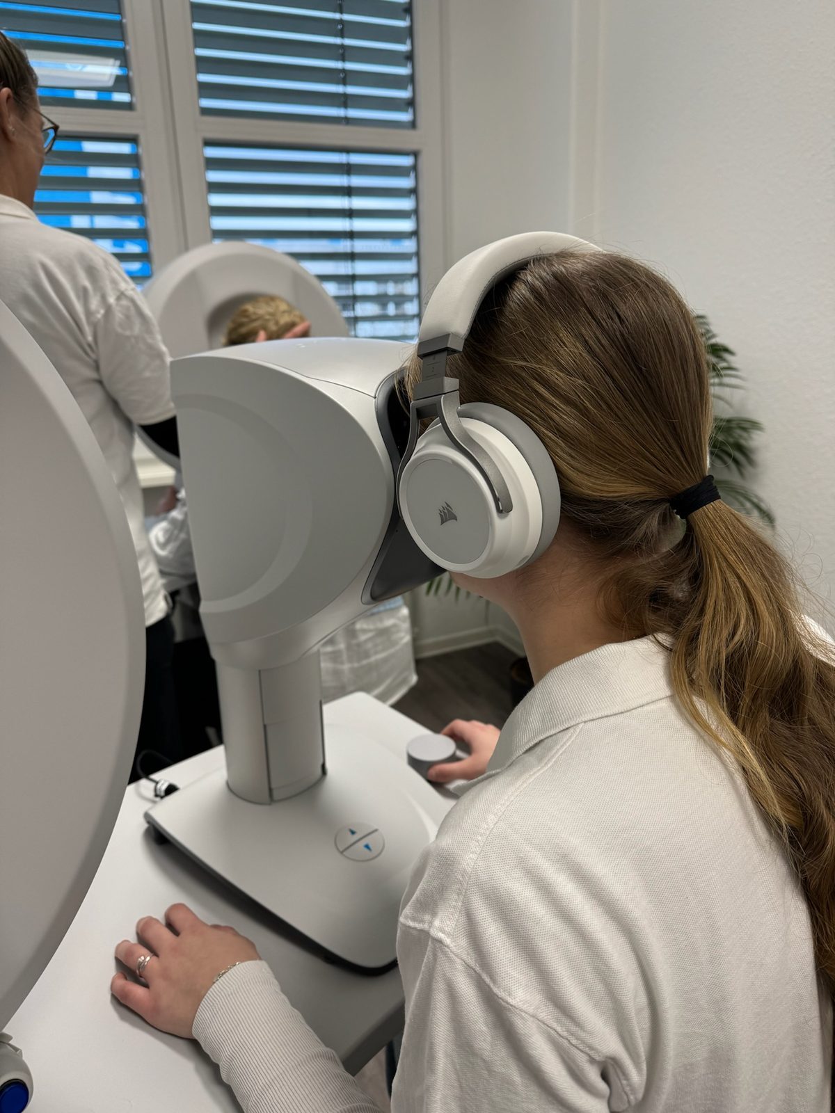 Das Gany.MED Team bei der Arbeit: Untersuchung am Seh- und Hörtestgerät in der Praxis