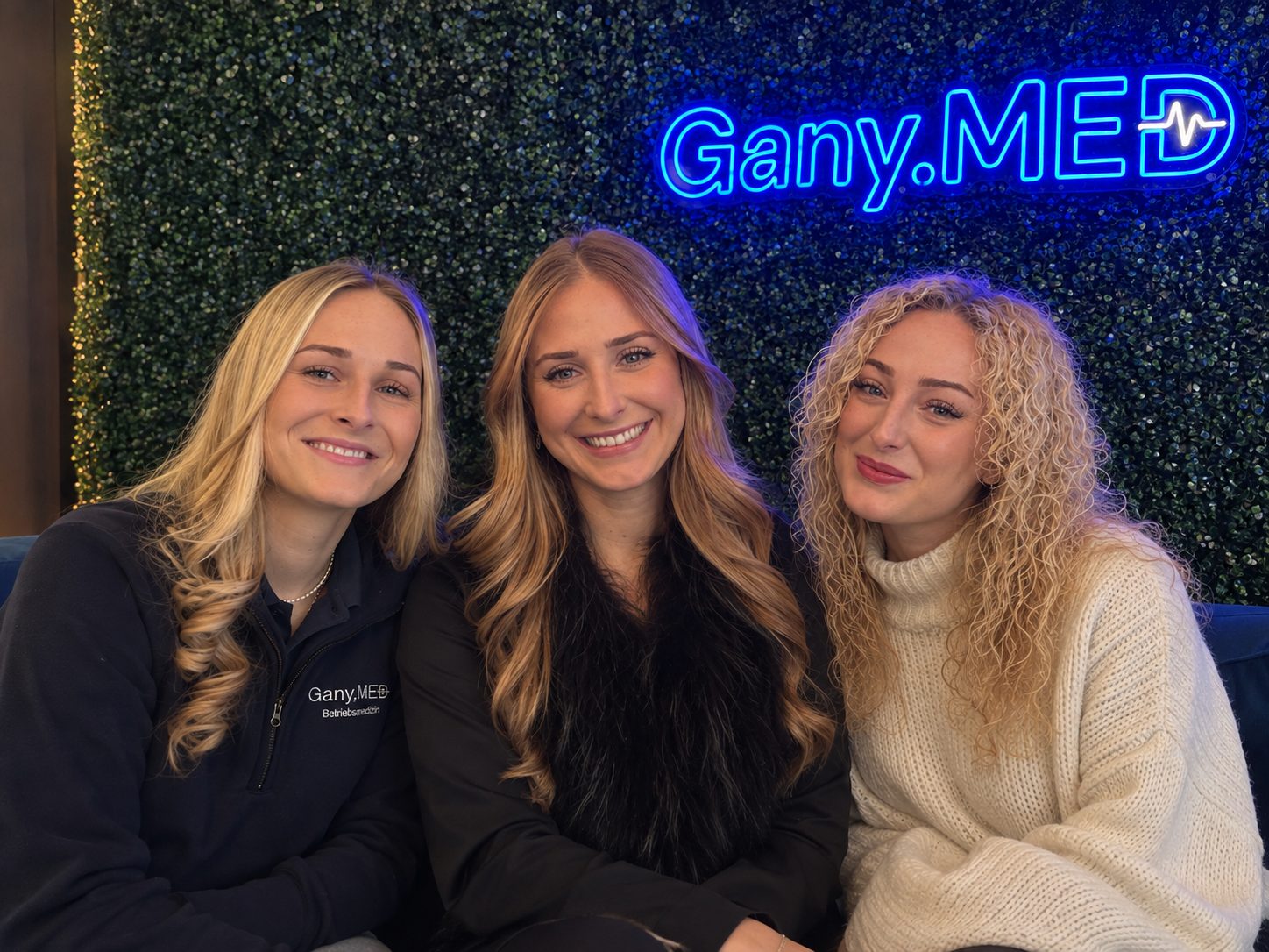 Larissa Karl, Leonie Frank und Valerie Karl vor dem leuchtenden Gany.MED-Schriftzug